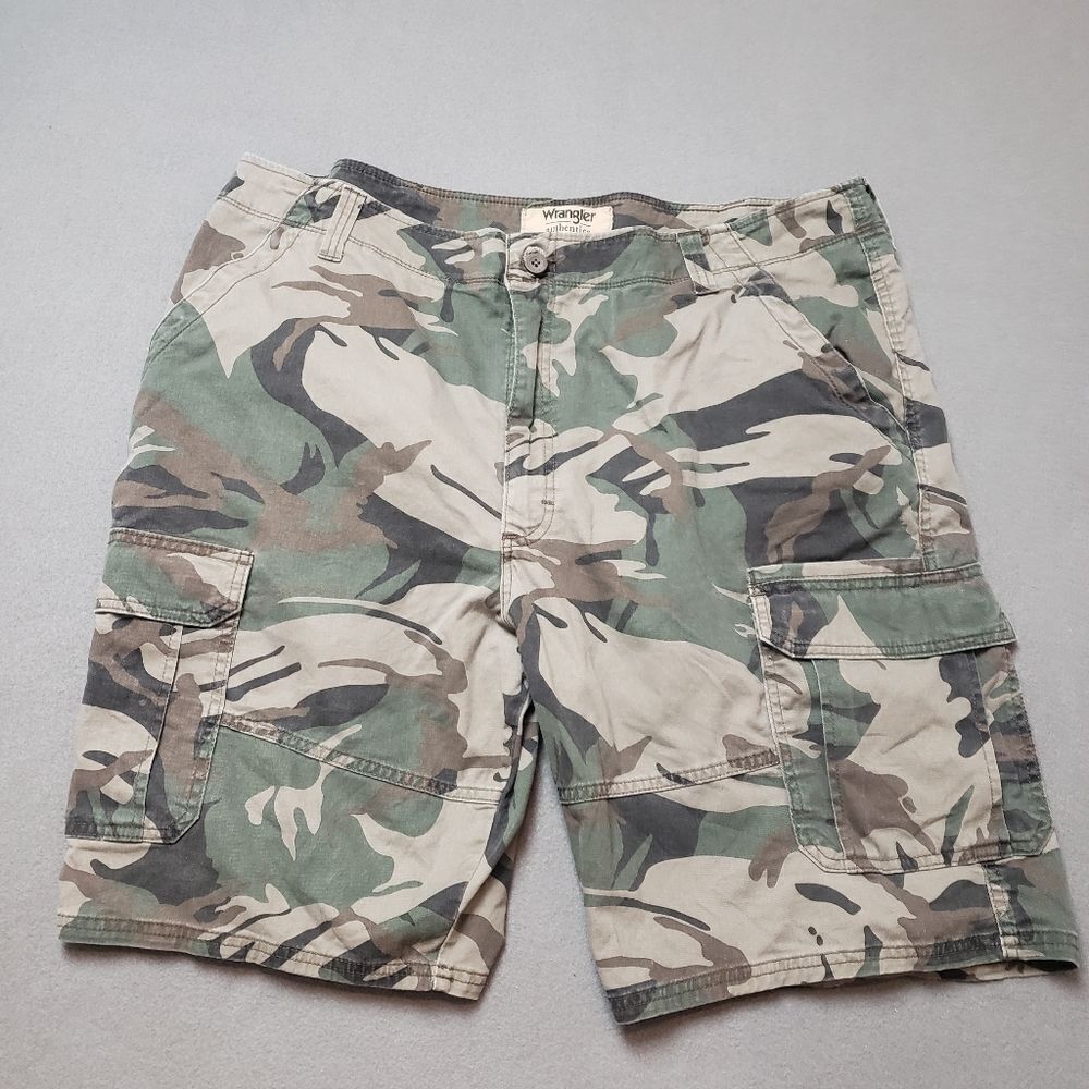 WRANGLER Camo Cargo Shorts AUTHENTICS ▪︎ Camo Cargo Shorts▪︎ Pockets ▪︎ Size 42